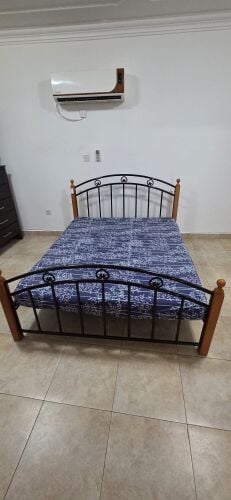 Queen size metal bed - Urgent Sale