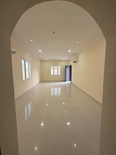 للإيجار فيلا راقية بالوكرة-إسكان 