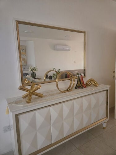 Like new: Buffet table and mirror 