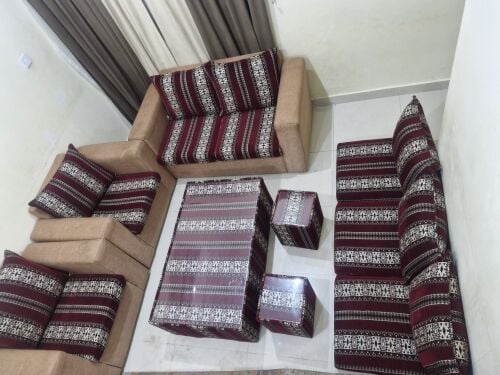 كنبة مع الكراسي والطاولات وجلسة