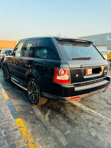سيارة بحالة ممتازة وعدد كيلومترات