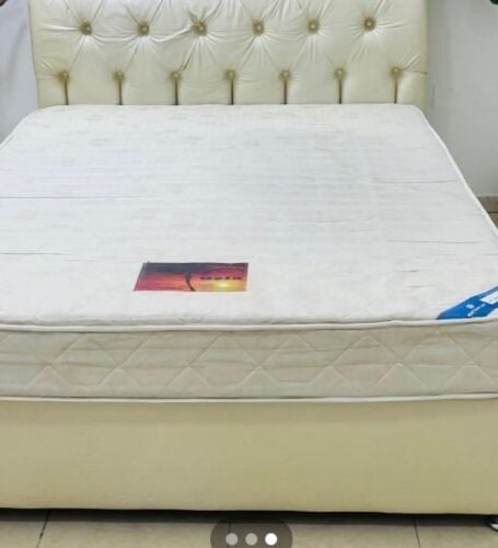 bed white mattres