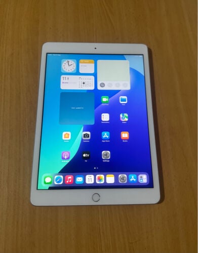 iPad 7th gen , iOS 18 , original 