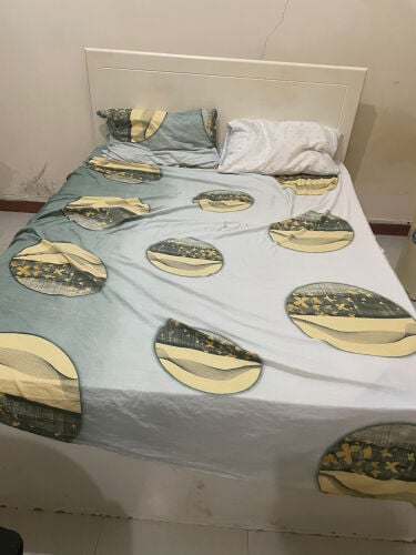 طاوله وكراسي مع سرير مزدوج ومرتبه
