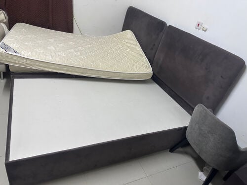 سرير شبه جديد 