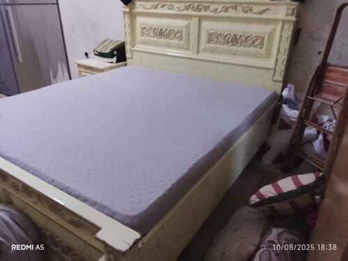 Queen size bed with 2 drawer