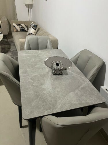 طاولة نضيف جدا 