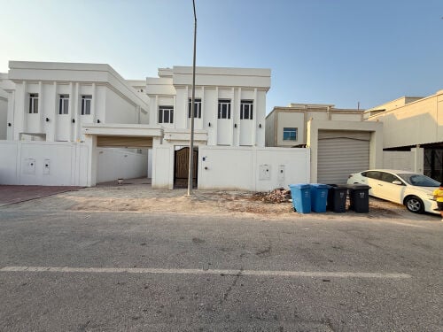 للإيجار فيلا في الخور شخصي