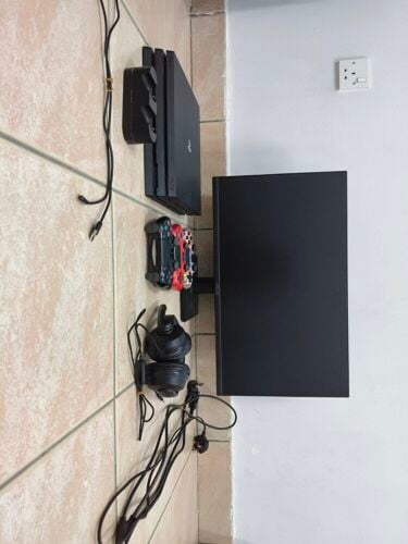 Ps4 with screen 3 controllers etc