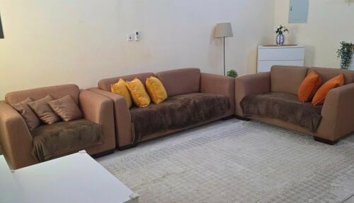 طقم كنب بحالة ممتازة + ستارة