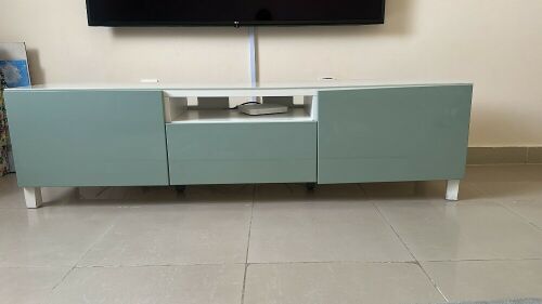 طاولة تلفزيون بتصميم مودرن أنيق