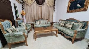طقم كنب كلاسيكي فاخر مع الطاولات