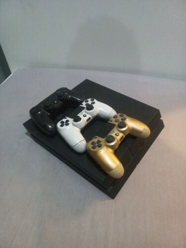 PS4 + 3 Controllers