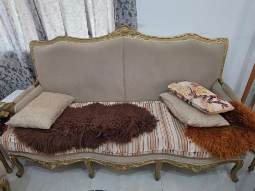 LIVING ROOM SEATING SET