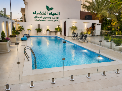العنايه بالحدائق والديكور