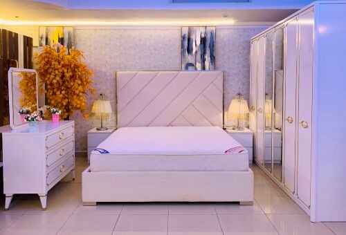 LUXURY HOME CENTER KING BEDROOM.
