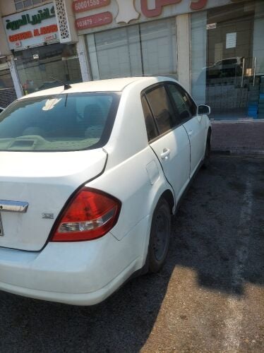 Nissan  tida.