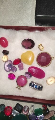 أحجار كريمة وتعليقات متنوعة