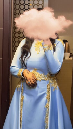 فستان سماوي وذهبي لاعراس 