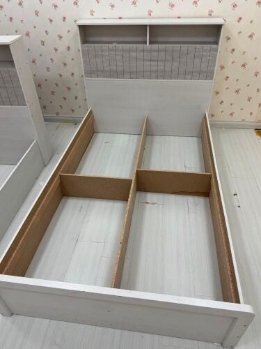 نجار متخصص في تفكيك وتركيب وإصلاح