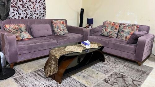 كنب مع طاولة وسجاد ومنظر