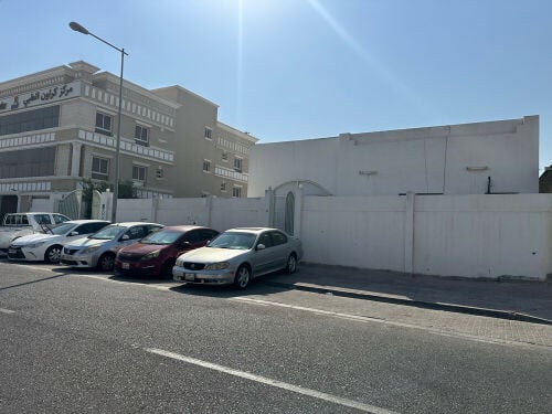 للبيع بموقع مميز بالسلطة الجديدة