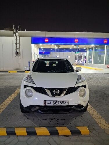 Nissan Juke 2015 SUV lady use