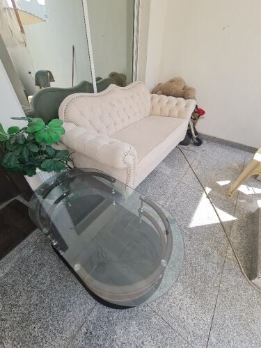 كنبة مع طاولة زجاجية