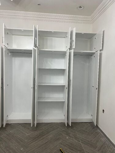 خزانة بستة أبواب متوفرة
