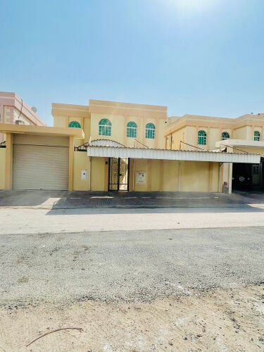 للايجار فيلا بالدحيل قريب لاند 