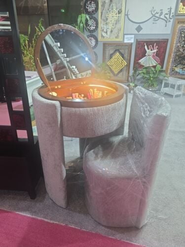 طاولة تسريحة مع كرسي