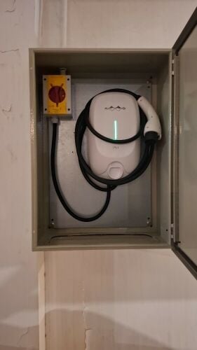 Electric vehicles chargar installat