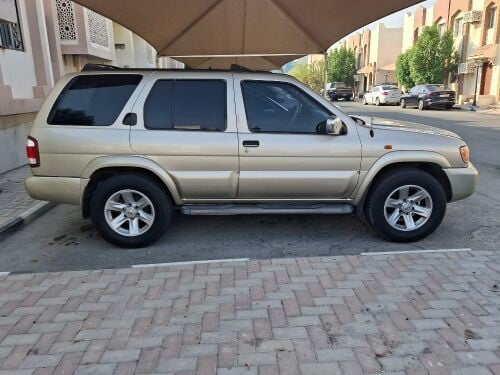 Nissan pathfinder clean for sale