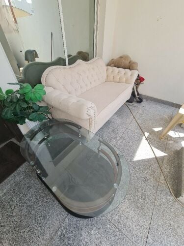 كنبة مع طاولة زجاجية