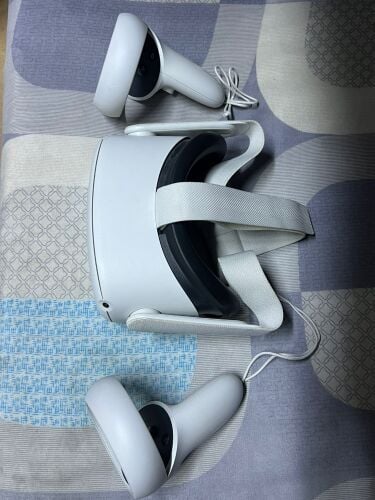 Oculus Meta Quest 2 VR Set for Sale