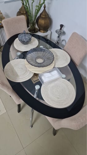 طاولة مع كراسي 