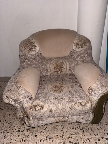 كنبة واحدة نظيفة و جديدة مجانا 
