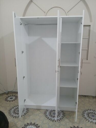 خزانة بستة أبواب متوفرة
