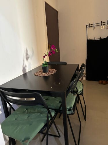 طاولة و ٤ كراسي 