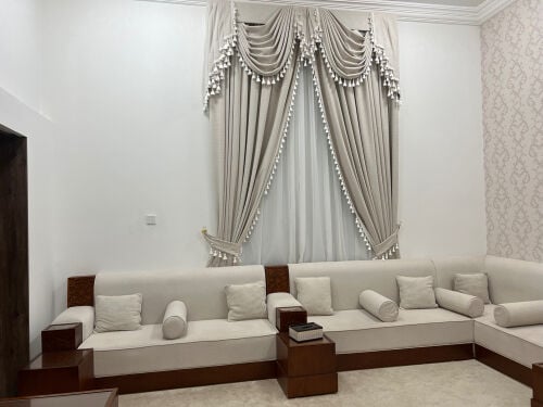 للبيع طقم كنب مع طاولات و ستاير