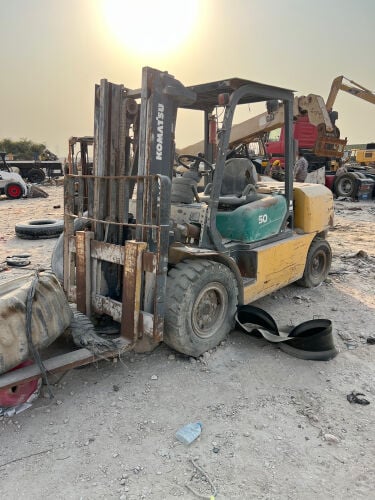 فور كلف كوماتسو ٥طن جم ناصي حاويه