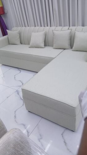 أريكة أو طاولة متوفرة