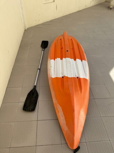 ‏~Single kayak in good condition with paddle, no seat
