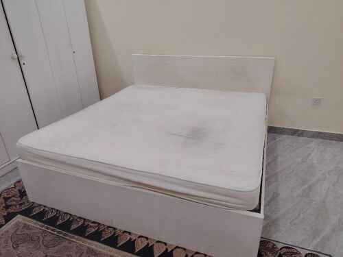 سرير مزدوج وأربع كنب