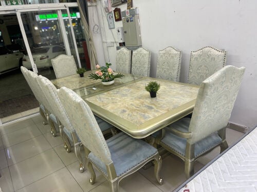 طاولة طعام.