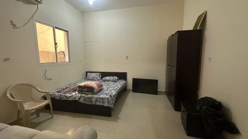 غرفة مفروشة بالخريطيات شامل