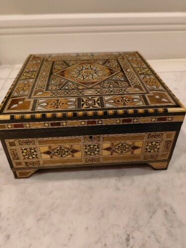 A luxurious Damascus royal box