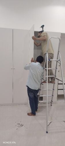 نجار متخصص في تفكيك وتركيب وإصلاح