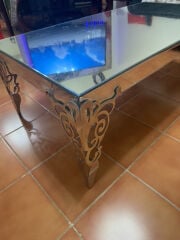 طاولة من الزجاج والفولاذ