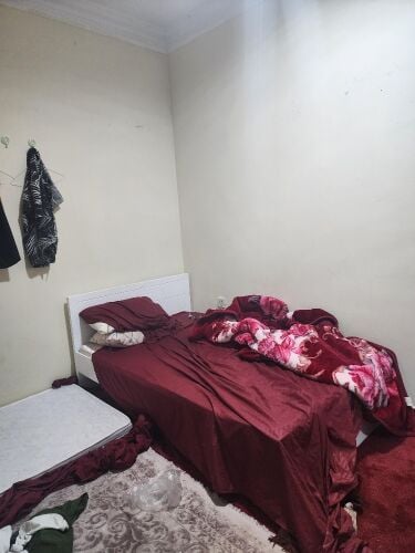 bed and only dressing table no mrir
